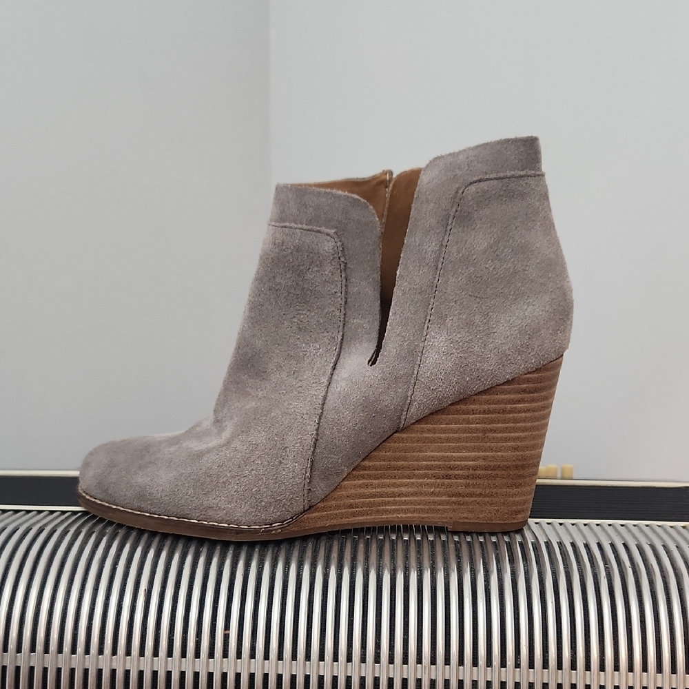 LIKE NEW LUCKY BRAND GREY SUEDE WEDGE ANKLE BOOTIE W/INSIDE ZIP SZ 8